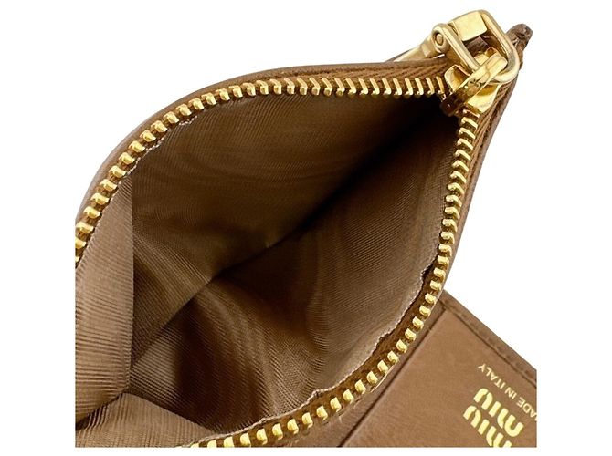 Cartera bifold marrón con logo en relieve Miu Miu Castaño - vista 13