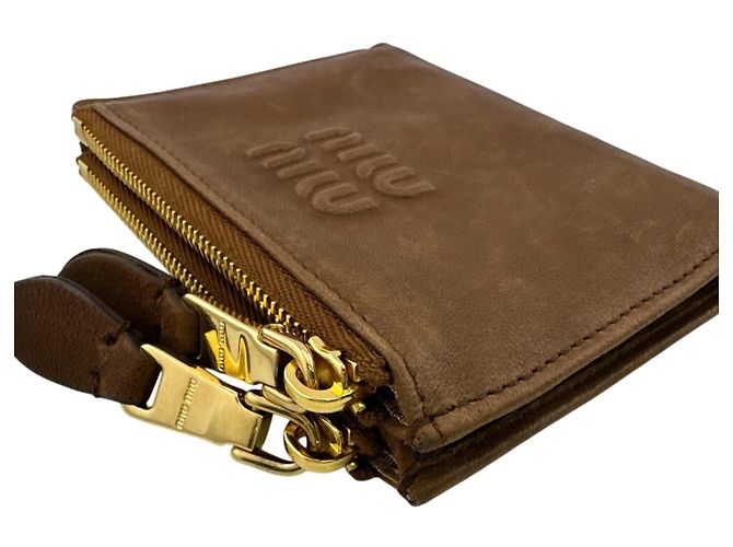 Cartera bifold marrón con logo en relieve Miu Miu Castaño - vista 6