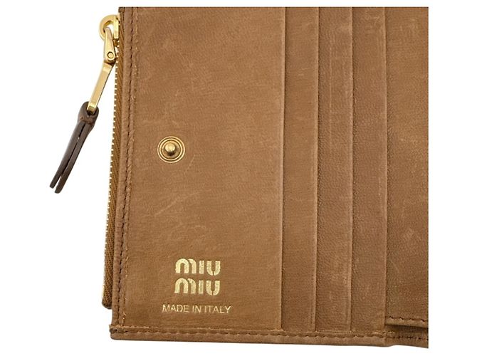 Cartera bifold marrón con logo en relieve Miu Miu Castaño - vista 9