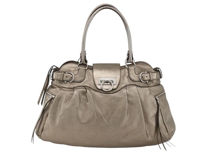 Borsa a mano Gancini in pelle bianca e argento di Salvatore Ferragamo Auth LNZ426 Bianco - vista 2