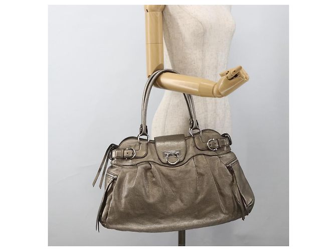 Borsa a mano Gancini in pelle bianca e argento di Salvatore Ferragamo Auth LNZ426 Bianco - vista 23