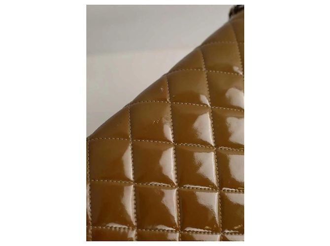 Chanel Zeitloser/Klassischer Schultertasche aus Kamel-Lackleder - Ansicht 6