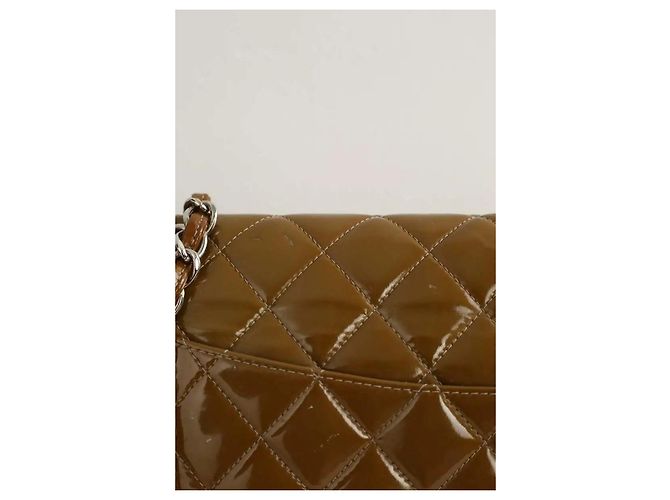 Chanel Zeitloser/Klassischer Schultertasche aus Kamel-Lackleder - Ansicht 7