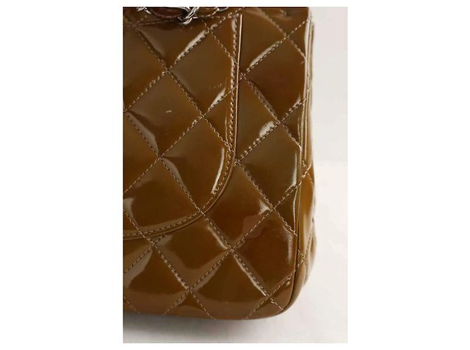 Chanel Zeitloser/Klassischer Schultertasche aus Kamel-Lackleder - Ansicht 8