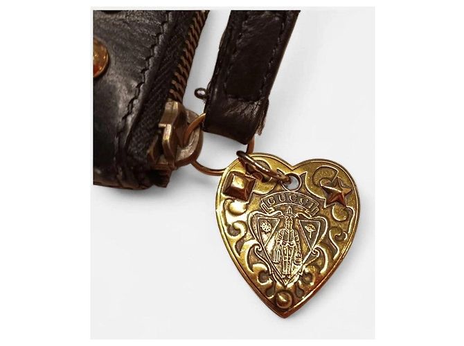 Pochette Gucci in pelle nera con borchie e ciondolo a cuore Nero - vista 3