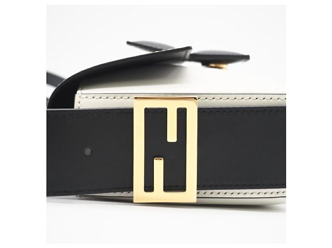 Borsa a Spalla in Pelle Fendi Bucket Twist Nero Bianco - vista 7