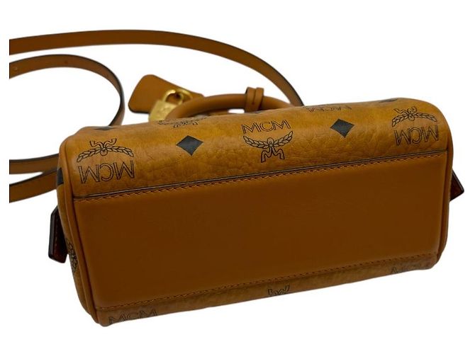 MCM Bolsa Boston Mini Ella Visetos Cognac Marrom - vista 7