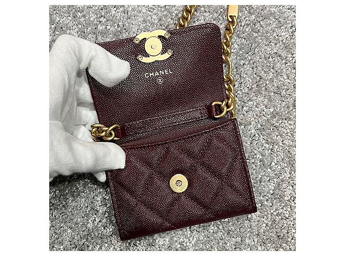 Chanel Tarjetero de cadena con logo CC en caviar burdeos Roja - vista 17