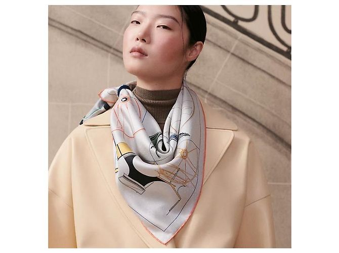 Hermès Foulard in seta per donna con occhielli in pelle Toute Berline Argento - vista 4