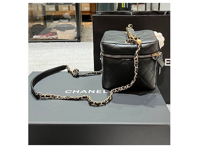 Chanel Custodia cosmetica in metallo dorato con logo CC, borsa a catena piccola: Nero - vista 16
