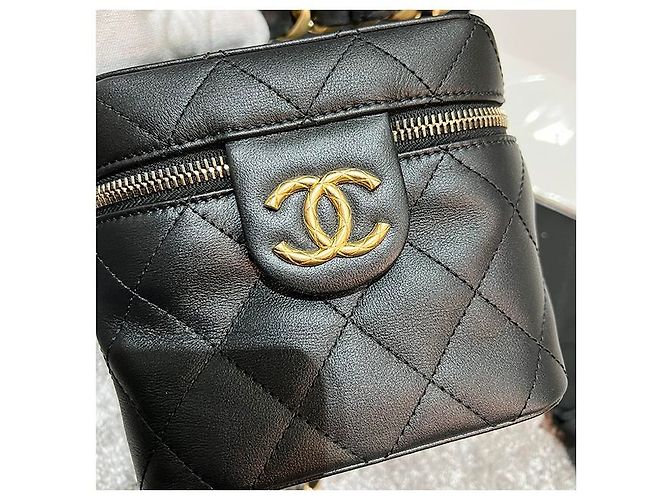 Chanel Custodia cosmetica in metallo dorato con logo CC, borsa a catena piccola: Nero - vista 19