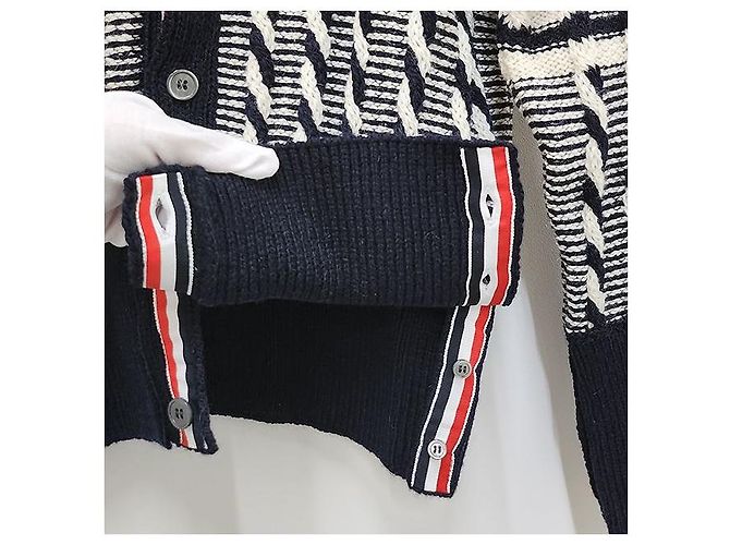 Thom Browne Zweifarbiger Kabelstrick-Cardigan mit diagonaler Träger Douni Blau - Ansicht 6