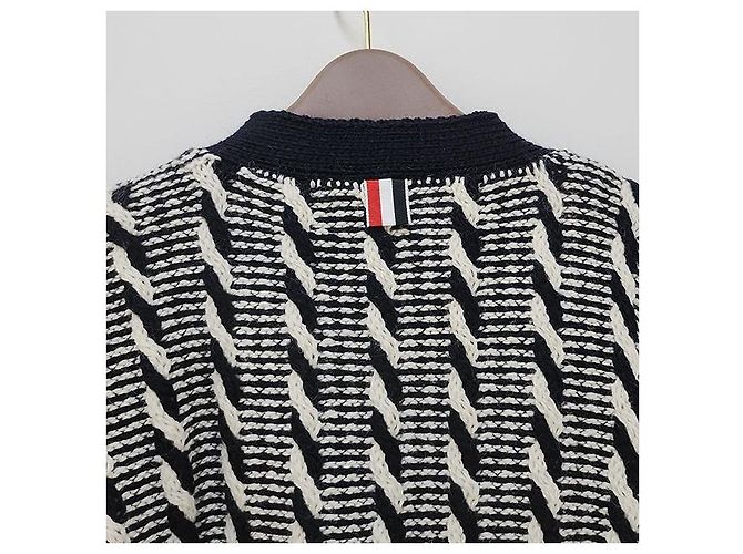 Thom Browne Zweifarbiger Kabelstrick-Cardigan mit diagonaler Träger Douni Blau - Ansicht 8