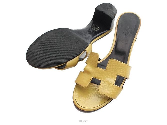 Hermès Pantofole Oasis in Patent Epsom di John Foussing D'oro - vista 3
