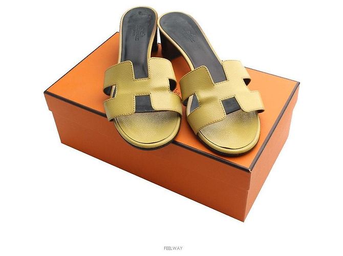 Hermès Pantofole Oasis in Patent Epsom di John Foussing D'oro - vista 5