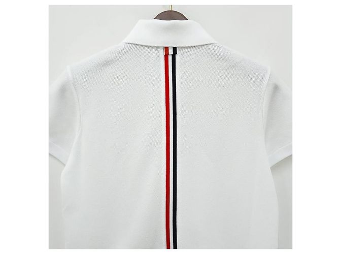 Thom Browne Polo Branco com Listras e Logo Clássico nas Costas - vista 17