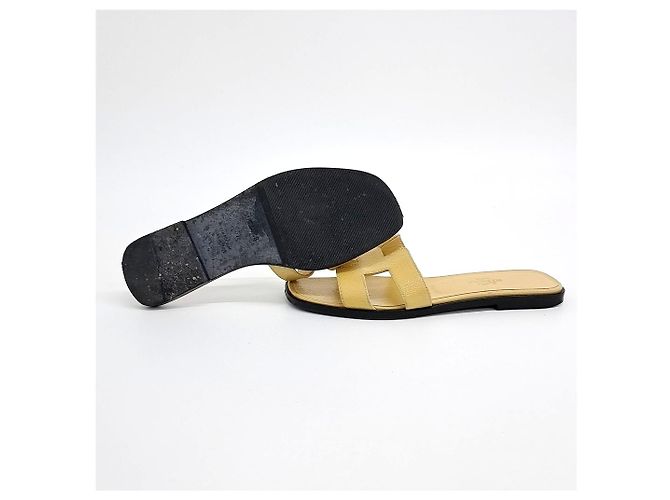 Lackleder Oran Slipper von Hermès Golden - Ansicht 4