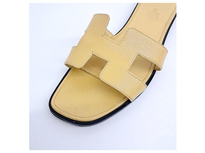 Lackleder Oran Slipper von Hermès Golden - Ansicht 5