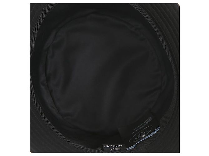 Prada Cappello bucket nero in Re-Nylon con logo in metallo - vista 9