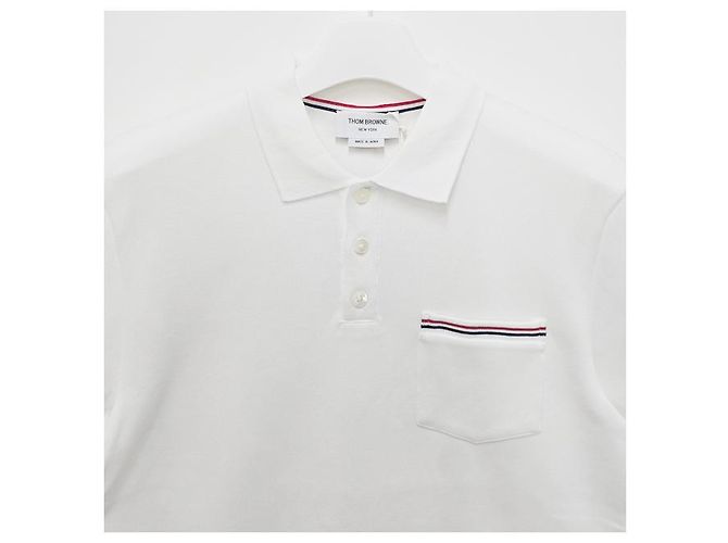 Thom Browne Polo a maniche corte in interlock con tasca e tre righe bianche Bianco - vista 15