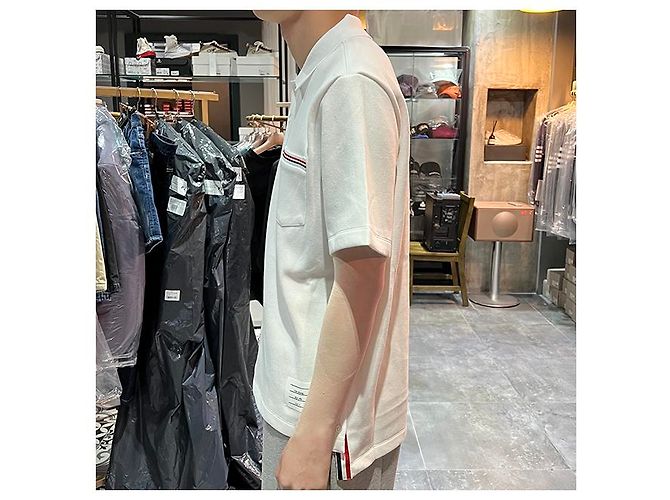 Thom Browne Polo a maniche corte in interlock con tasca e tre righe bianche Bianco - vista 23