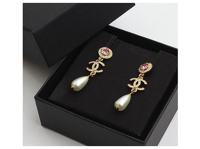 Chanel Orecchini a goccia in perla con logo CC in oro D'oro - vista 3