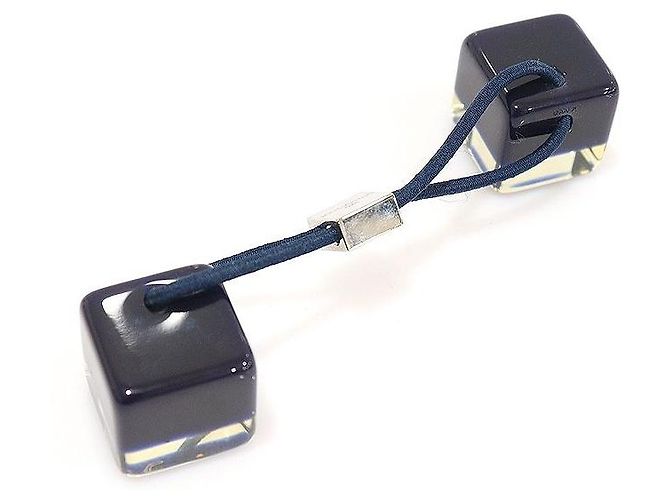 Louis Vuitton Elastico per Capelli in Resina Blu Navy con Cubo Incluso in Tonalità Argento - vista 3