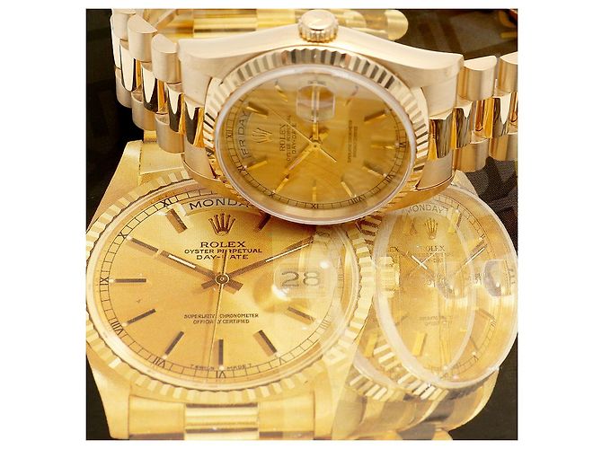 Rolex Orologio in oro da uomo Day-Date con edizione quadrante a binario e indice a barre D'oro - vista 2