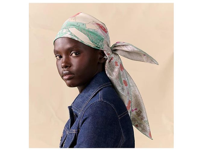 Hermès Nei Bracci di Selene Sciarpa in Seta per Donne - vista 3