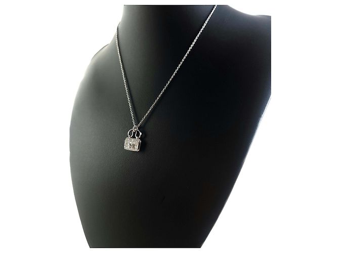 Hermès Collana con Pendente in Oro Bianco e Diamante Amuleto Constance - vista 2