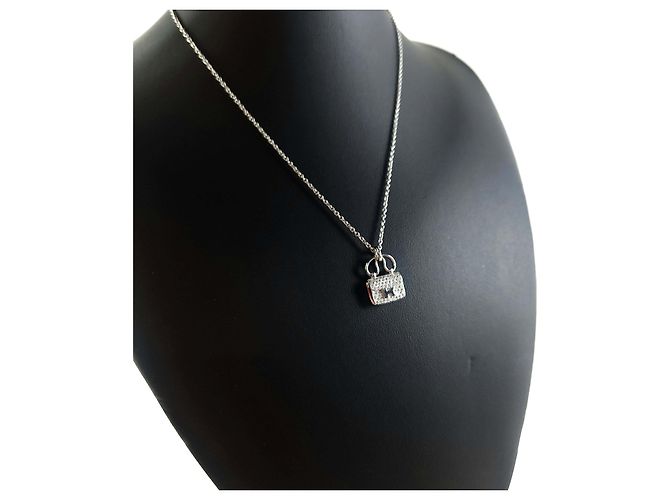 Hermès Collana con Pendente in Oro Bianco e Diamante Amuleto Constance - vista 3