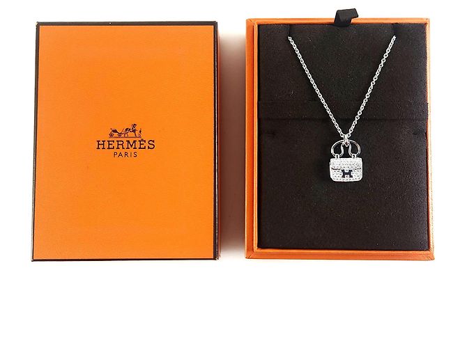 Hermès Collana con Pendente in Oro Bianco e Diamante Amuleto Constance - vista 6