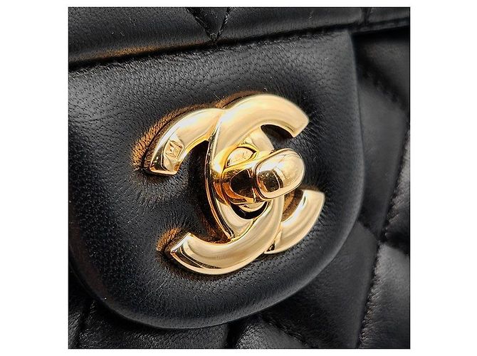 Chanel Classico Medio in Pelle di Agnello Nero - vista 8