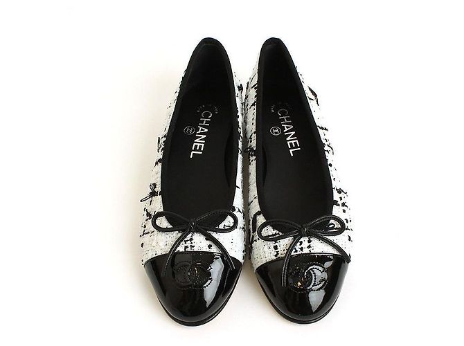Chanel Ballerine in Tweed con Punta Captoe CC Bicolore Bianco - vista 2
