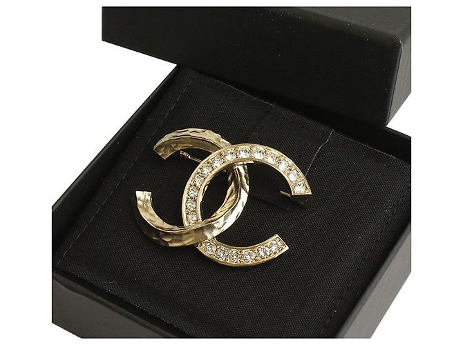 Chanel Spilla Logo in Cristallo Testurizzato Dorato D'oro - vista 4