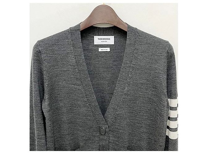Thom Browne Cardigan aus Merinowolle in Mittelgrau mit diagonalen Armleisten Braun - Ansicht 15