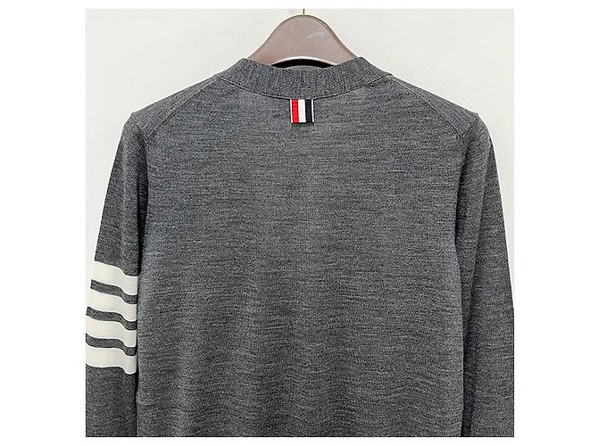 Thom Browne Cardigan aus Merinowolle in Mittelgrau mit diagonalen Armleisten Braun - Ansicht 20