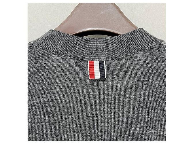 Thom Browne Cardigan aus Merinowolle in Mittelgrau mit diagonalen Armleisten Braun - Ansicht 9