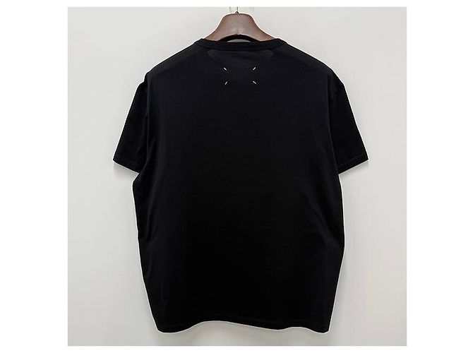 Maison Martin Margiela Schwarzes T-Shirt mit verzerrtem Logo und Kurzarmnähten - Ansicht 13