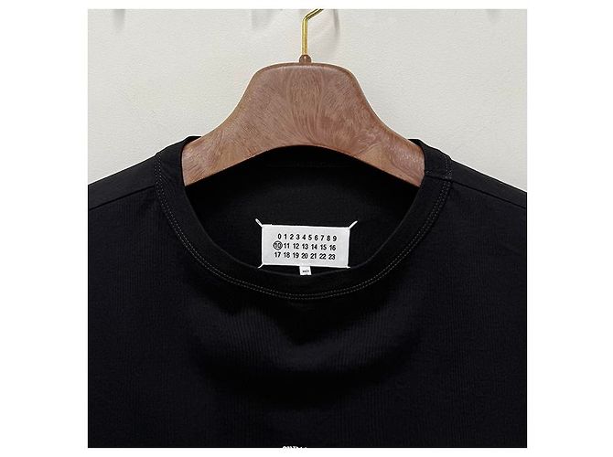 Maison Martin Margiela Schwarzes T-Shirt mit verzerrtem Logo und Kurzarmnähten - Ansicht 14