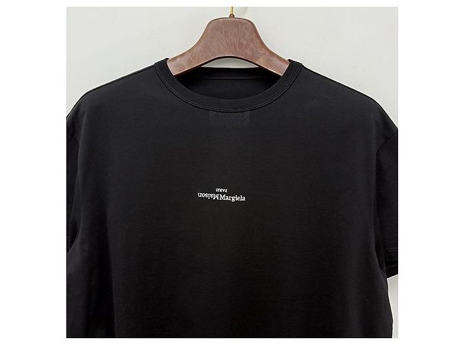 Maison Martin Margiela Schwarzes T-Shirt mit verzerrtem Logo und Kurzarmnähten - Ansicht 15
