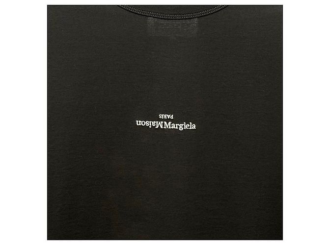 Maison Martin Margiela Schwarzes T-Shirt mit verzerrtem Logo und Kurzarmnähten - Ansicht 16