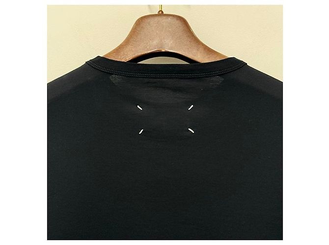 Maison Martin Margiela Schwarzes T-Shirt mit verzerrtem Logo und Kurzarmnähten - Ansicht 17
