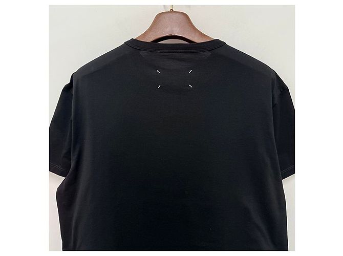 Maison Martin Margiela Schwarzes T-Shirt mit verzerrtem Logo und Kurzarmnähten - Ansicht 18
