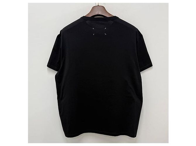 Maison Martin Margiela Schwarzes T-Shirt mit verzerrtem Logo und Kurzarmnähten - Ansicht 2