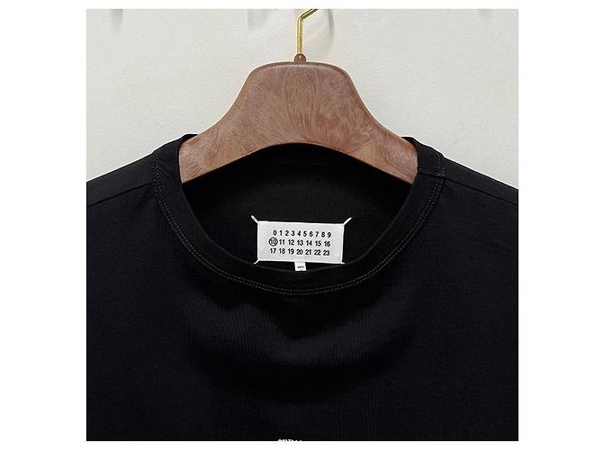 Maison Martin Margiela Schwarzes T-Shirt mit verzerrtem Logo und Kurzarmnähten - Ansicht 3