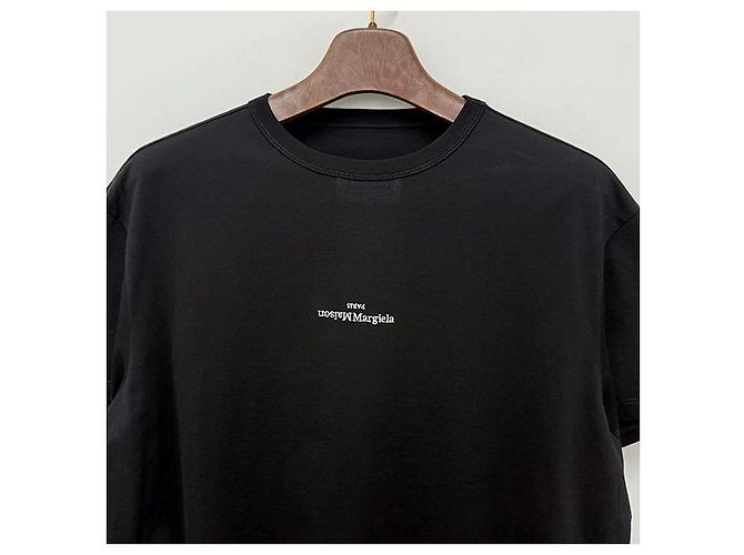 Maison Martin Margiela Schwarzes T-Shirt mit verzerrtem Logo und Kurzarmnähten - Ansicht 4