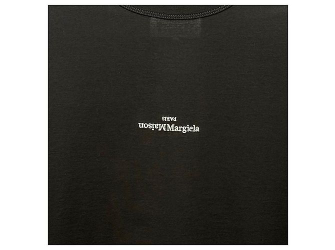 Maison Martin Margiela Schwarzes T-Shirt mit verzerrtem Logo und Kurzarmnähten - Ansicht 5