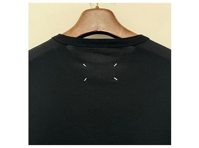 Maison Martin Margiela Schwarzes T-Shirt mit verzerrtem Logo und Kurzarmnähten - Ansicht 6