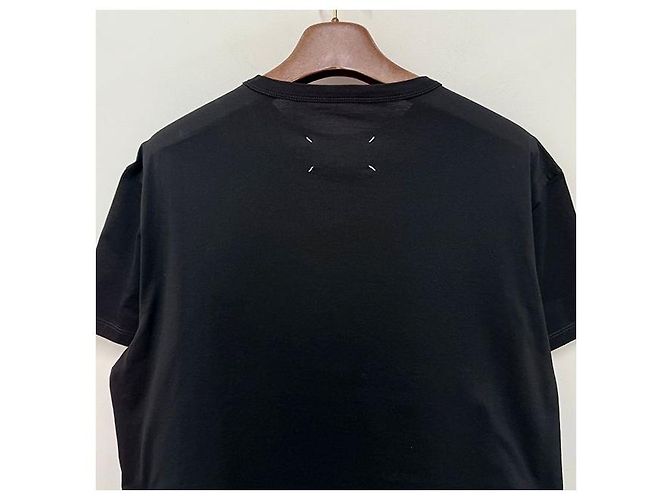 Maison Martin Margiela Schwarzes T-Shirt mit verzerrtem Logo und Kurzarmnähten - Ansicht 7